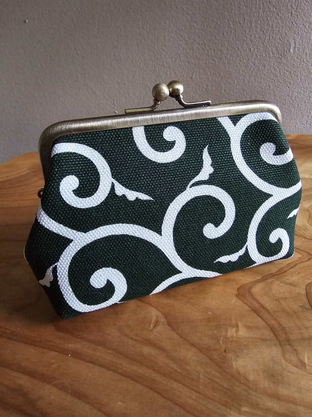 Green Swirl Kiss Lock Coin Purse - Picture 3 of 5